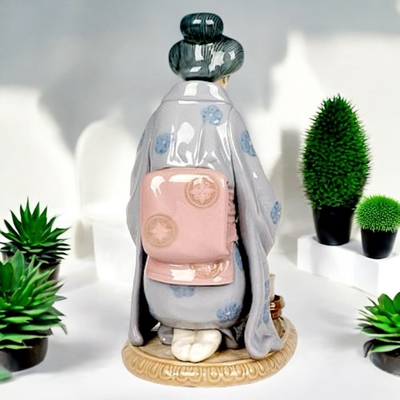 Retired Lladró August Moon or Geisha Japanese Girl Serving Tea #5122 - Picture 3 of 16